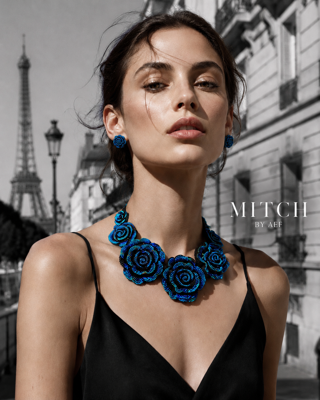 Mannequin portant le collier et les boucles d’oreilles fleurs bleues AZURA à Paris