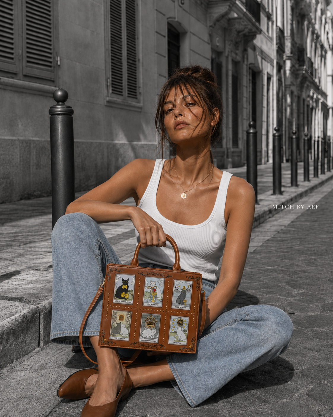 Sac à main femme brun cognac ARCANA imprimé chats tarot porté avec jean