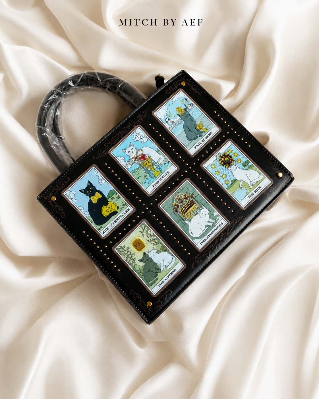 Sac à main femme noir ARCANA imprimé chats tarot, vue avant sur fond ivoire – MITCH BY AEF #Noir Ébène