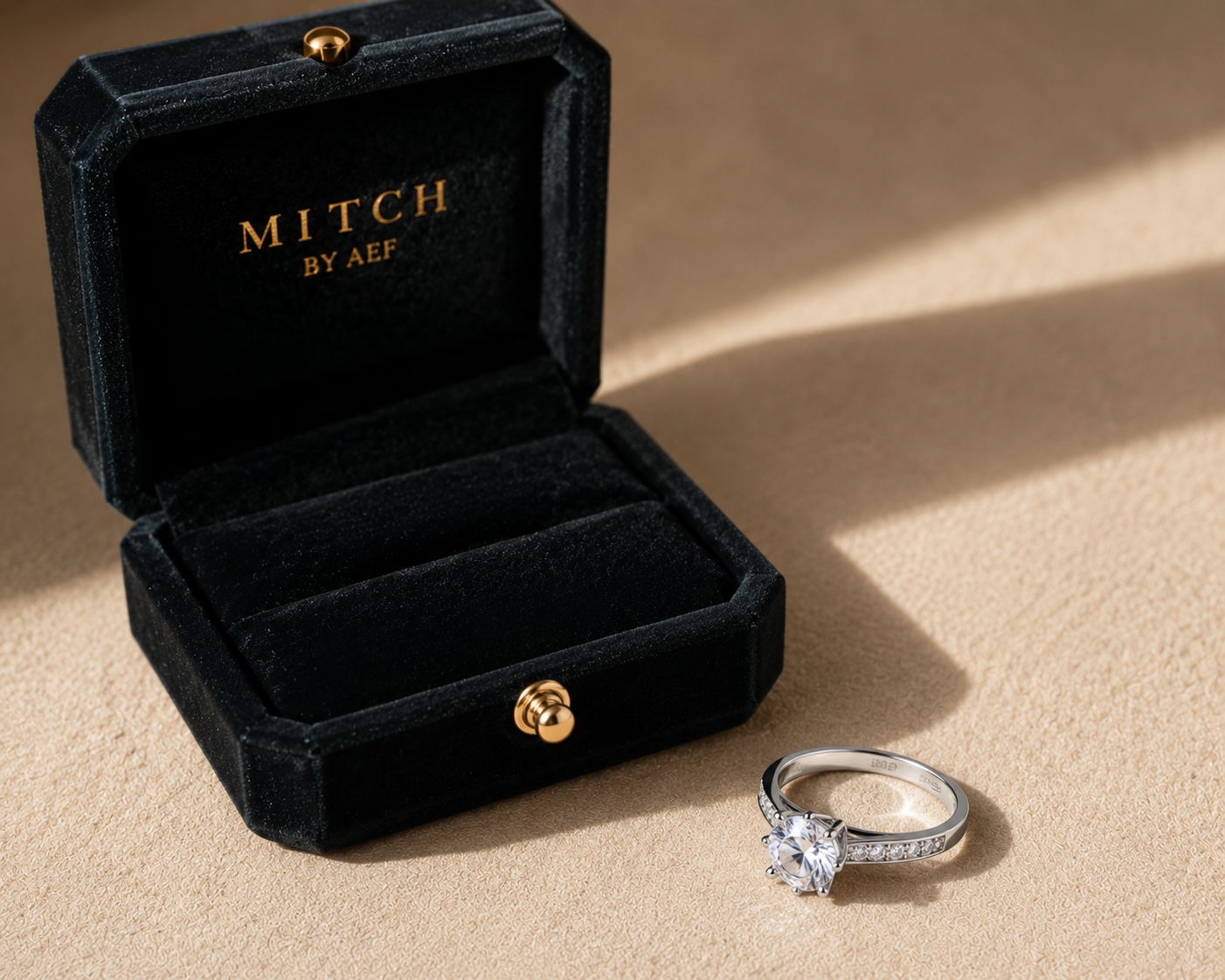 Bague SOLÈNE en argent sterling 925 présentée près d’un écrin noir MITCH BY AEF