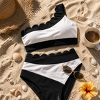 Bikini une épaule noir et blanc à bordures festonnées posé sur sable avec chapeau paille, café et coquillages | MITCH By AEF ÉDITION SOLEIL 2026