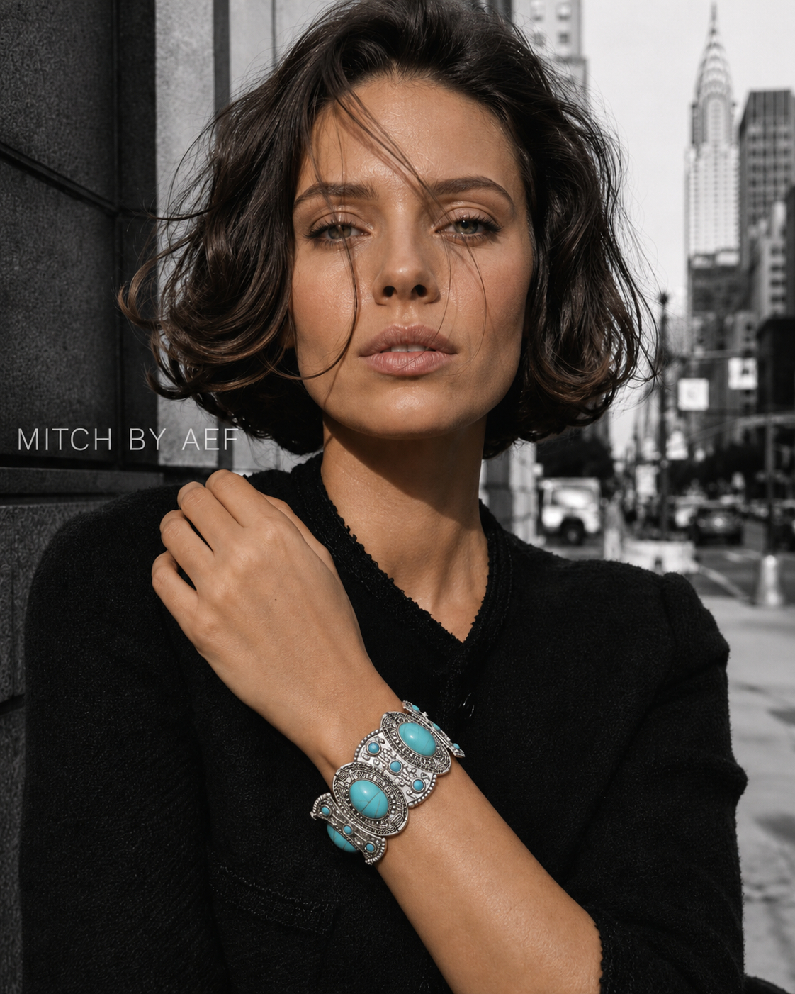 Bracelet bohème argenté à pierres turquoise porté au poignet par une femme - MITCH BY AEF