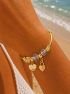 Bracelet jonc talisman doré charmes cœurs glitter parme, breloque cadenas or, poignet bronzé plage été