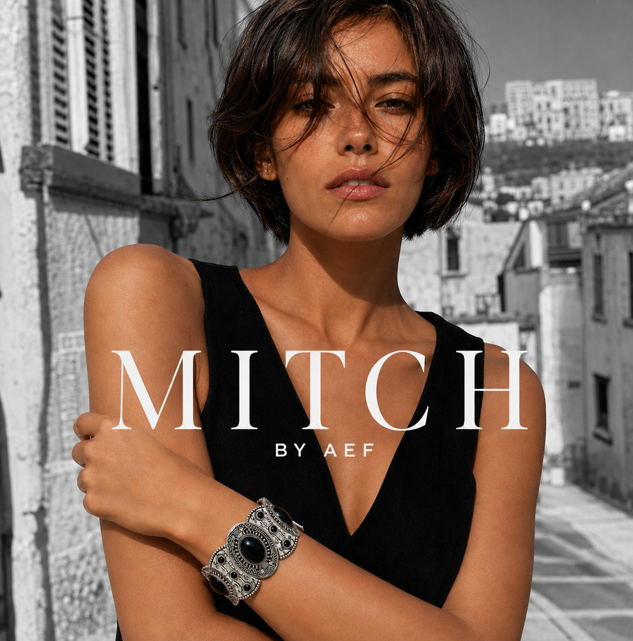 Bracelet manchette argenté à pierres noires porté par une femme dans les rues de Marseille - MITCH BY AEF