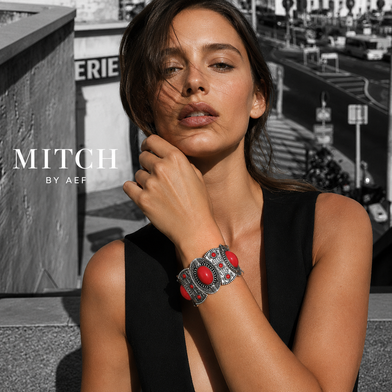 Bracelet manchette argenté à pierres rouges porté par une femme dans les rues de Marseille - MITCH BY AEF