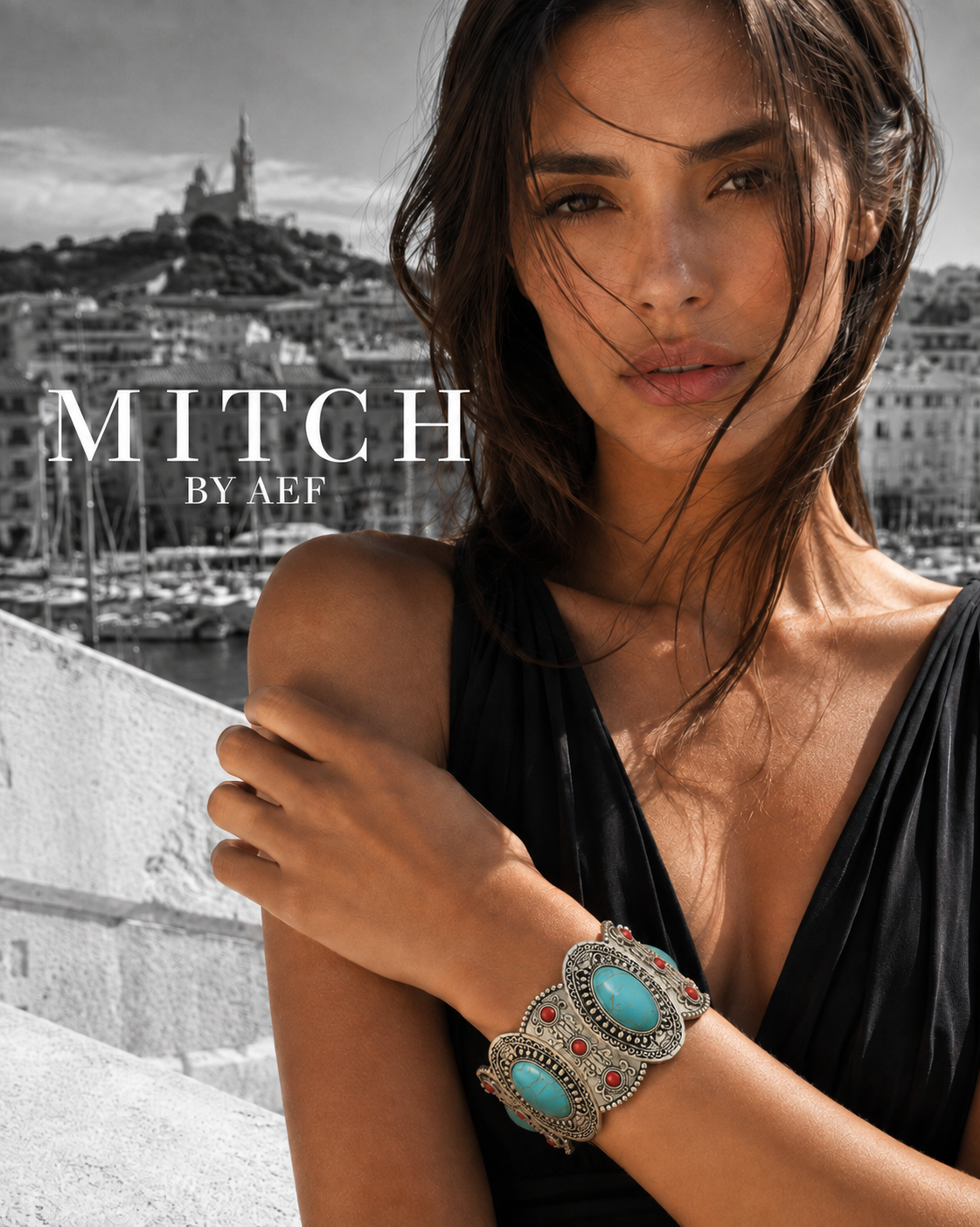 Bracelet manchette argenté à pierres turquoise et rouges porté par une femme à Marseille - MITCH BY AEF