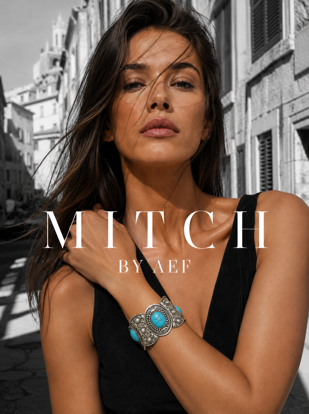 Bracelet manchette argenté à pierres turquoise porté par une femme dans les rues de Marseille - MITCH BY AEF