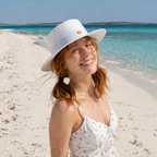 Canotier paille blanc pur femme rousse couettes taches de rousseur, maillot fleuri sur plage turquoise — MITCH By AEF