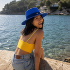 Canotier paille bleu électrique femme asiatique, ruban bleu marine et médaillon doré, porté avec top jaune et jean au bord de mer — MITCH By AEF