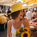 Canotier paille jaune soleil femme souriante, robe blanche et bouquet de tournesols au marché provençal — MITCH By AEF