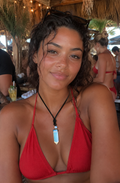 Collier pendentif opalite porté sur bikini rouge — ambiance bar de plage tropical été — MITCH par AEF