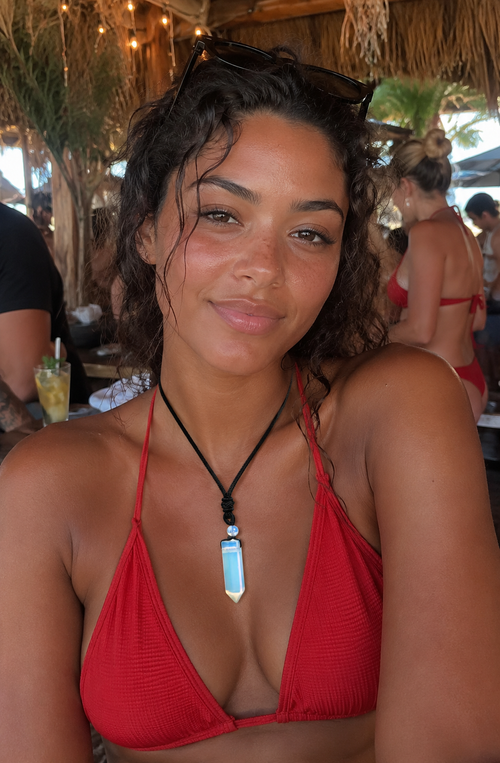 Collier pendentif opalite porté sur bikini rouge — ambiance bar de plage tropical été — MITCH par AEF