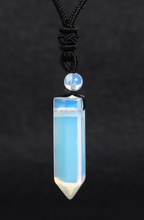 Collier pierre naturelle opalite — pendentif pointe cristal blanc bleu irisé sur cordon noir — MITCH par AEF