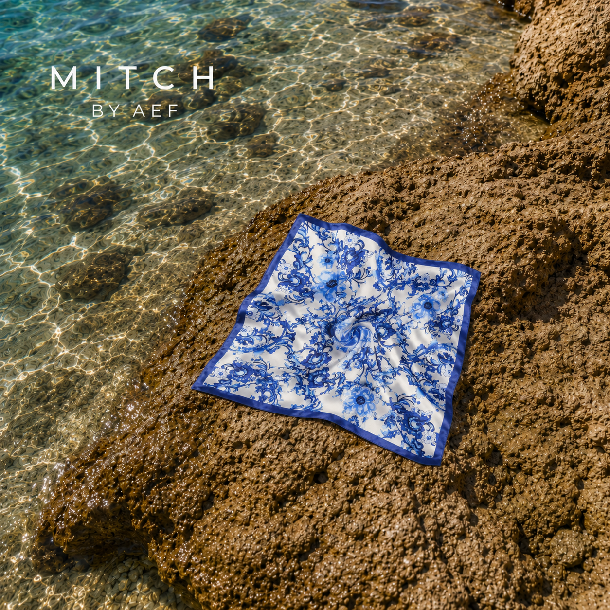 #FAENZA BLU-Foulard carré en satin pour femme FAENZA BLU, imprimé floral bleu et blanc porté à la plage