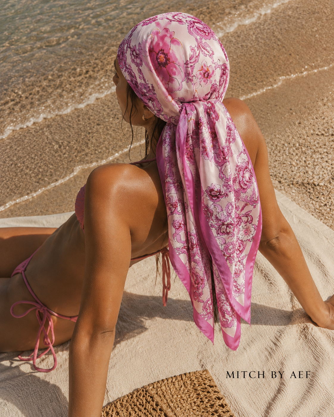 Foulard carré en satin pour femme PORTOFINO ROSA 60 × 60 cm, motif floral rose et ivoire porté à la plage