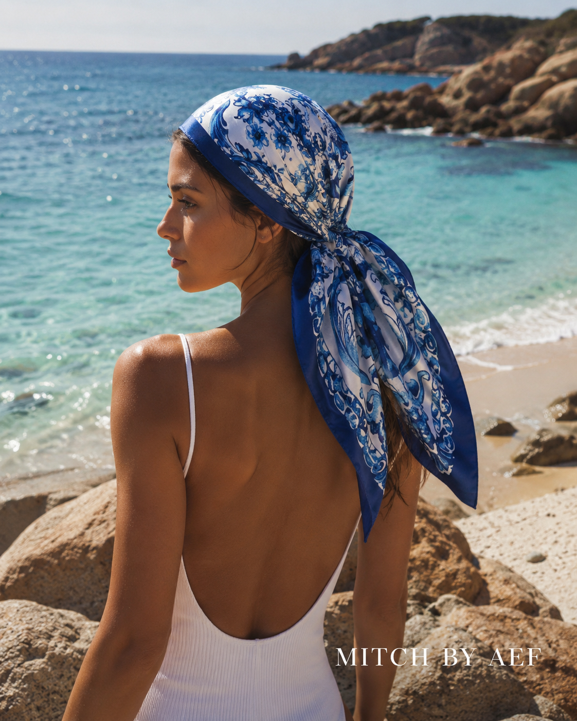 Foulard carré en satin pour femme RAVENNA BLU 90 × 90 cm, motif majolique bleu et blanc porté sur les cheveux