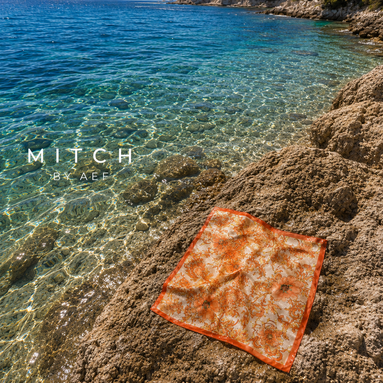 #SORRENTO ARANCIO-Foulard carré en satin pour femme SORRENTO ARANCIO 60 × 60 cm, motif floral orange et ivoire, posé au bord de la mer 