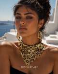 KALAHARI — collier plastron et boucles d'oreilles imprimé léopard doré, porté en bord de mer #KALAHARI