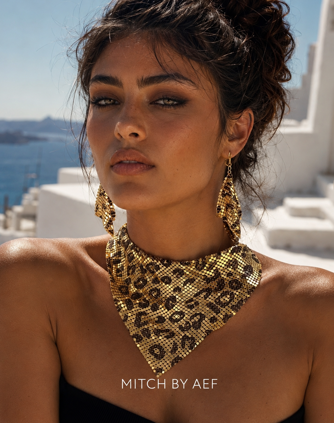 KALAHARI — collier plastron et boucles d'oreilles imprimé léopard doré, porté en bord de mer #KALAHARI