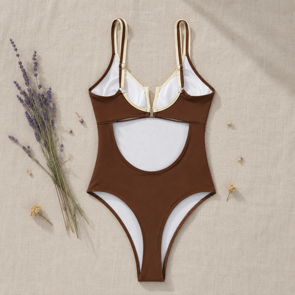 Maillot de bain une pièce brun café découpe blanche, 
flat lay sur lin naturel avec lavande séchée — MITCH by AEF