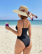 maillot-une-piece-cotele-noir-dos-nu-chapeau-plage.jpg