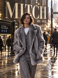 Manteau fausse fourrure femme gris argenté, coupe mi-longue chic et oversize, tendance automne hiver 2026 MITCH BY AEF à New York