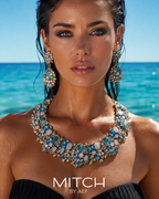 Parure collier cristal bleu électrique et blanc opalin avec boucles d'oreilles statement — MITCH By AEF Été 2026