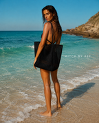 Tote bag de plage grande capacité coloris Noir Essentiel porté à l'épaule sur la plage, MITCH by AEF
