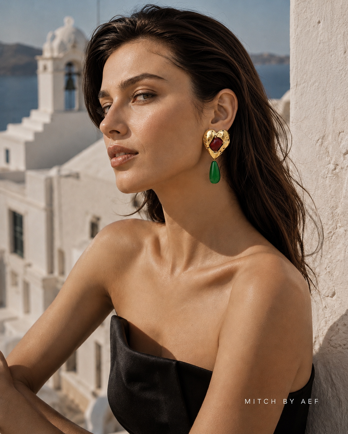 Boucles d’oreilles NÉA dorées au design géométrique avec pierre rouge et pendentif vert, bijou statement pour femme – MITCH par AEF #Doré