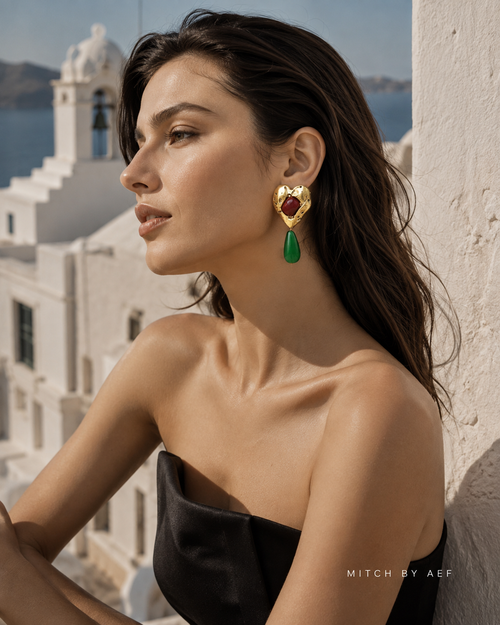 Boucles d’oreilles NÉA géométriques dorées avec cœur martelé, pierre rouge et pendentif vert portées par une femme – MITCH par AEF #Doré