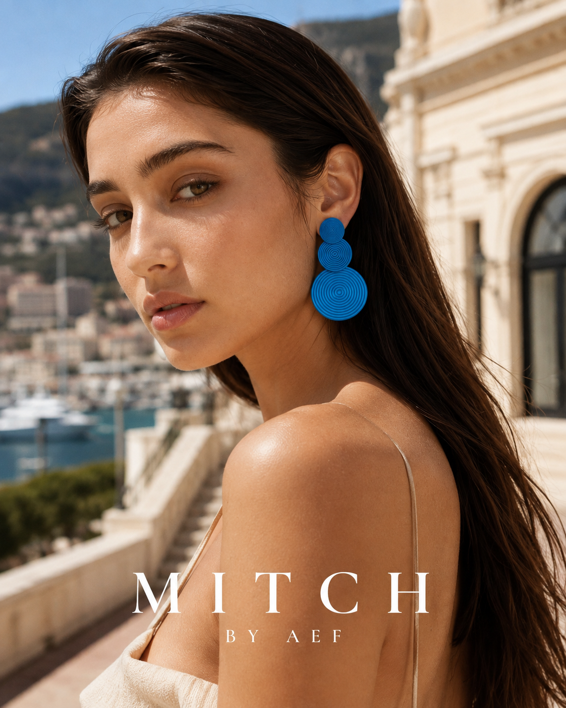 Boucles d’oreilles ORBIS Bleu Azur, grandes boucles pendantes bleues graphiques portées par une femme