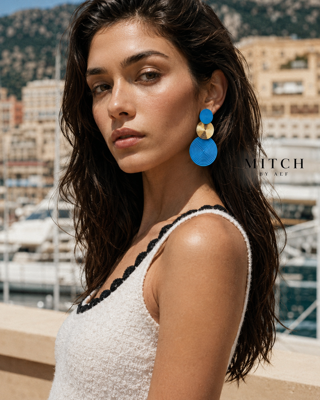 Boucles d’oreilles ORBIS bleu et doré à trois disques graphiques portées par une femme