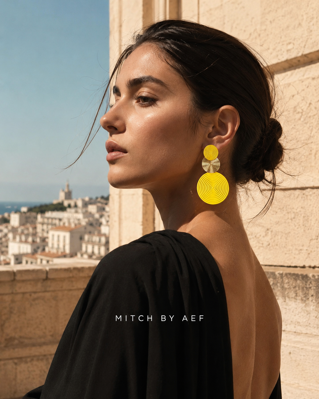 Boucles d’oreilles ORBIS jaune et doré portées, portrait trois-quarts femme
#SOLEIL D’OR
