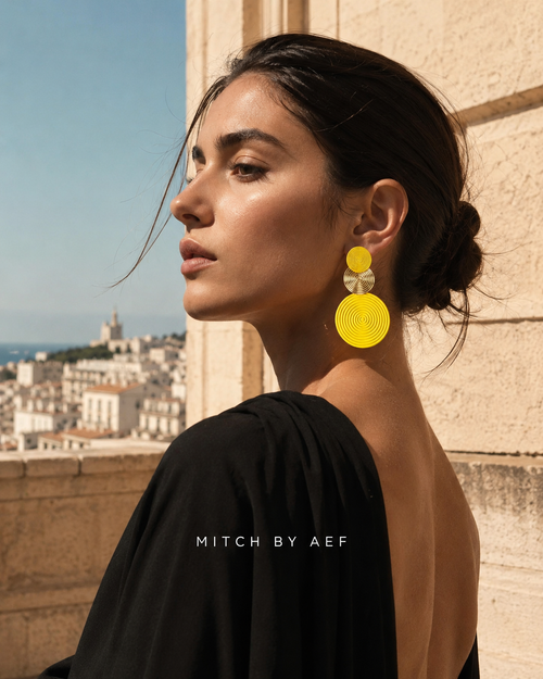 Boucles d’oreilles ORBIS jaune et doré portées, portrait trois-quarts femme
#SOLEIL D’OR