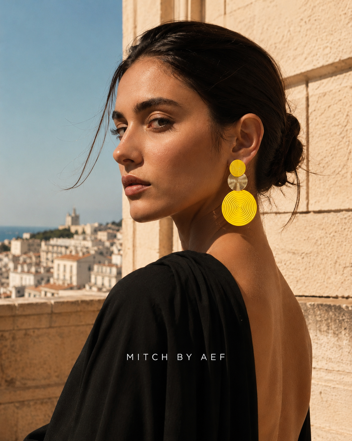 Boucles d’oreilles ORBIS jaune et doré à disques graphiques, vue de profil