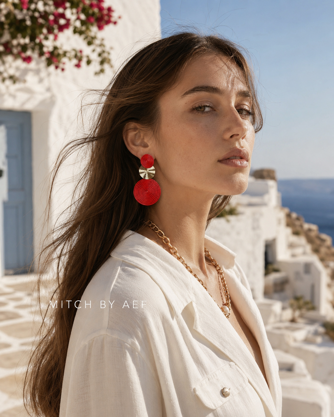 Boucles d’oreilles ORBIS rouge et doré à disques graphiques portées par une femme