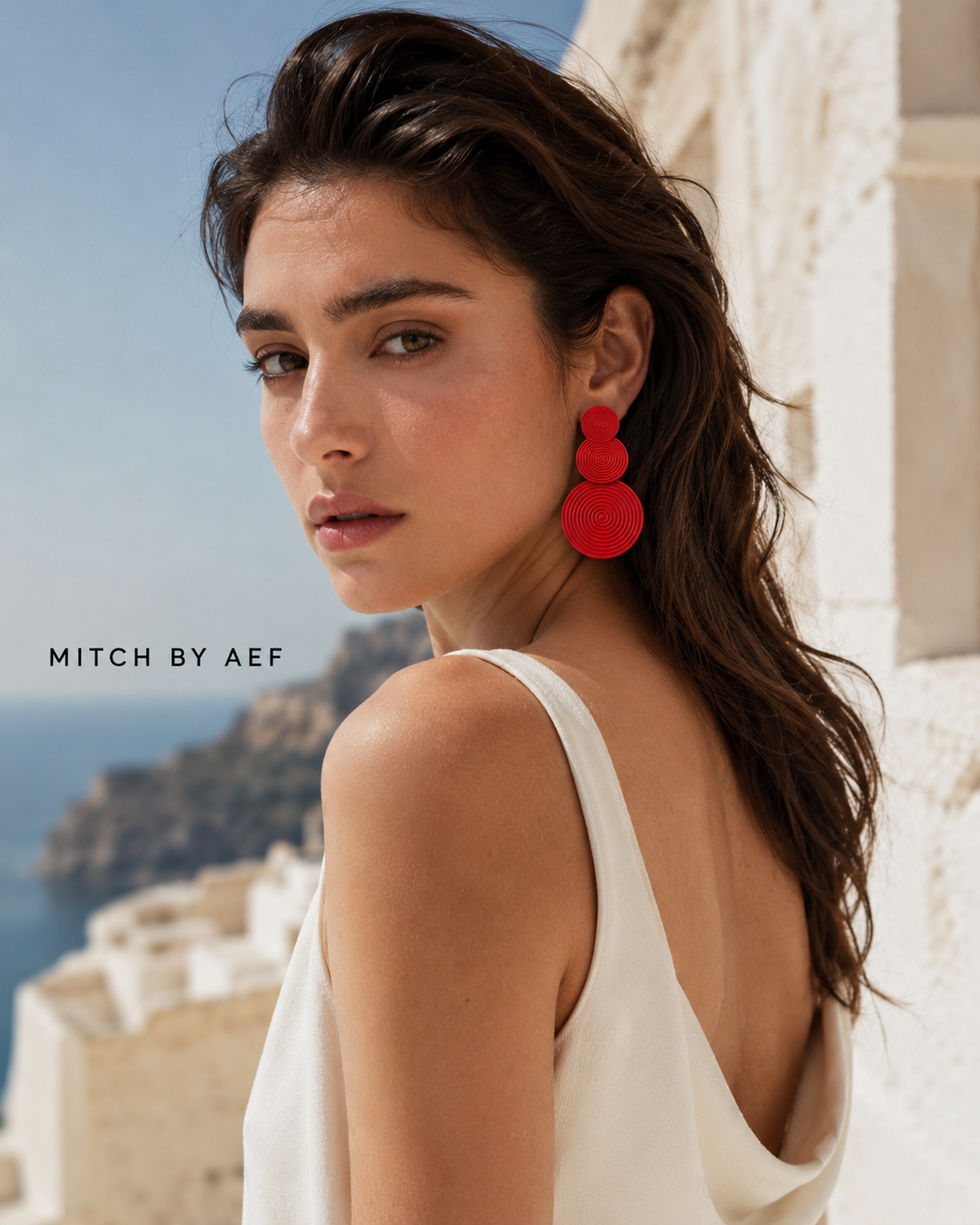 Boucles d’oreilles ORBIS rouges à trois disques graphiques portées par une femme