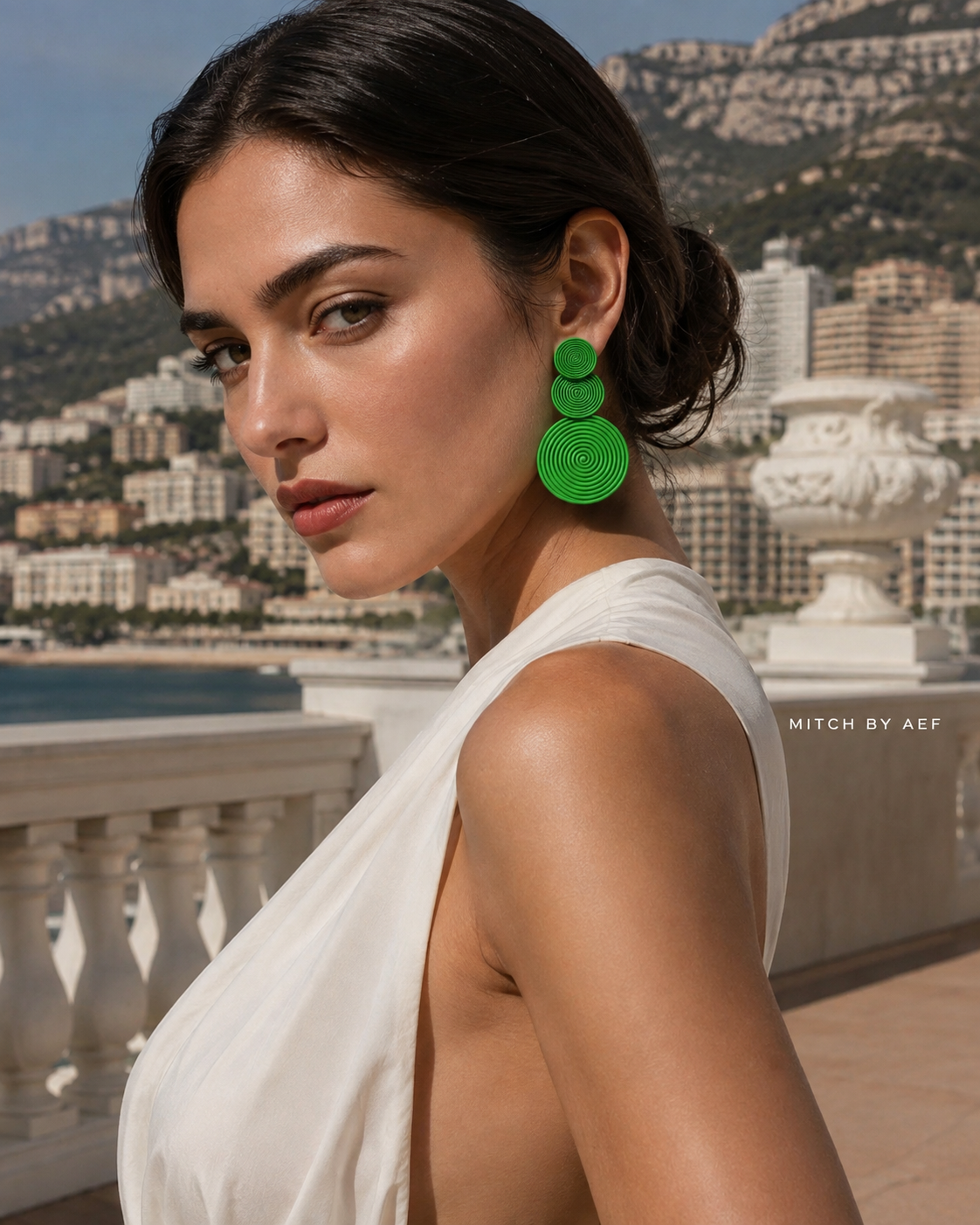 Boucles d’oreilles ORBIS vertes à trois disques graphiques portées par une femme