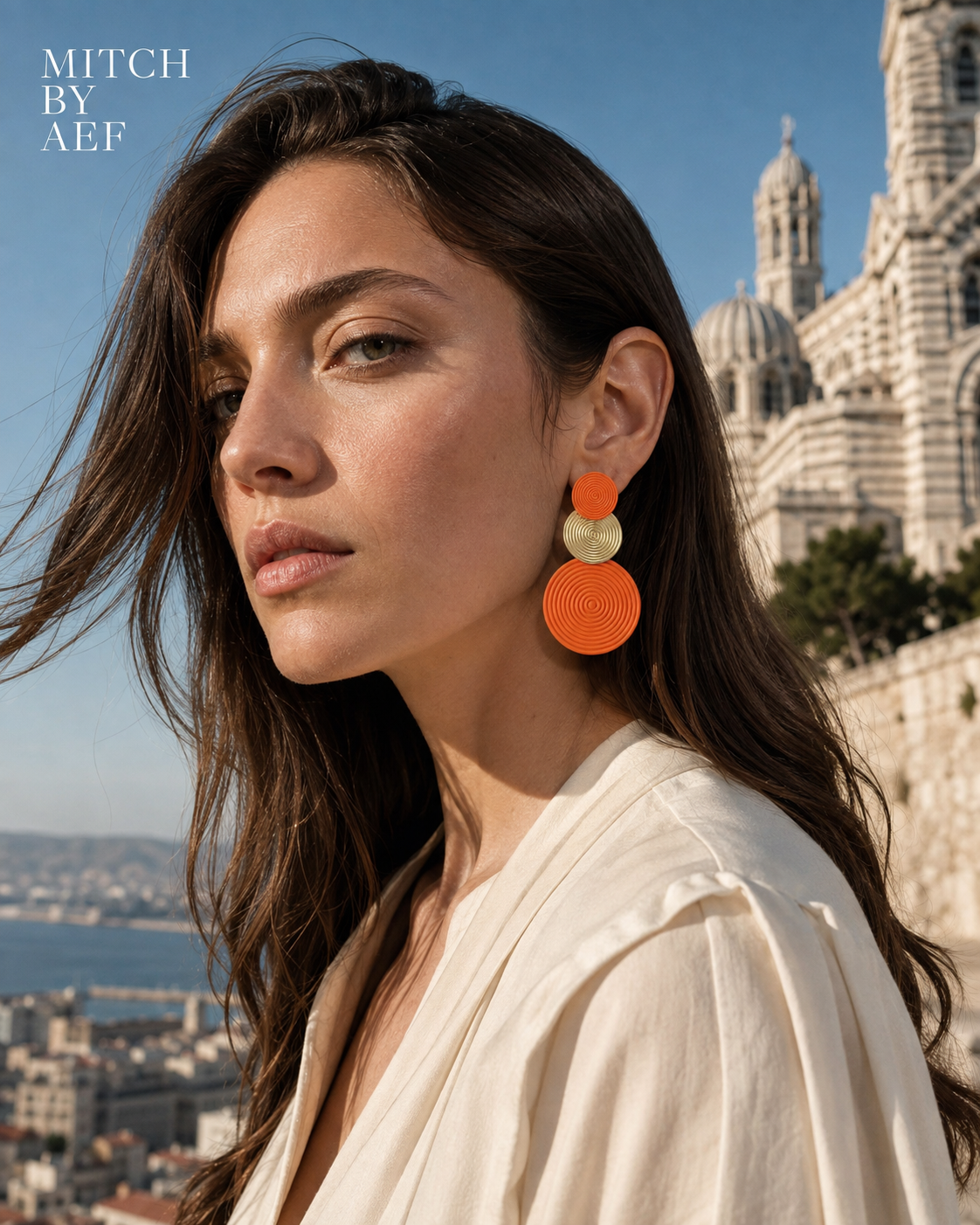Boucles d’oreilles ORBIS Orange Solaire et doré, modèle graphique à trois disques porté par une femme