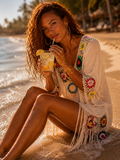 Tunique de plage crochet ivoire fleurs multicolores franges, mannequin cocktail coucher de soleil bord de mer — MITCH by AEF