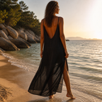 Robe longue noire dos nu bretelles fines transparente, femme bronzée de dos plage rochers coucher de soleil