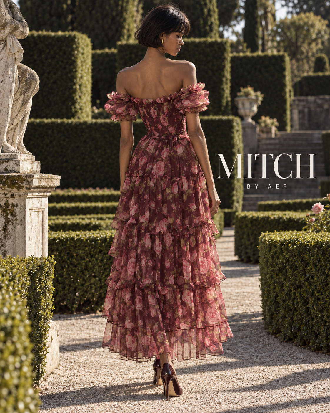 Vue de dos d’une robe longue fleurie bordeaux pour femme à épaules dénudées, robe élégante de cérémonie et invitée de mariage printemps été MITCH BY AEF