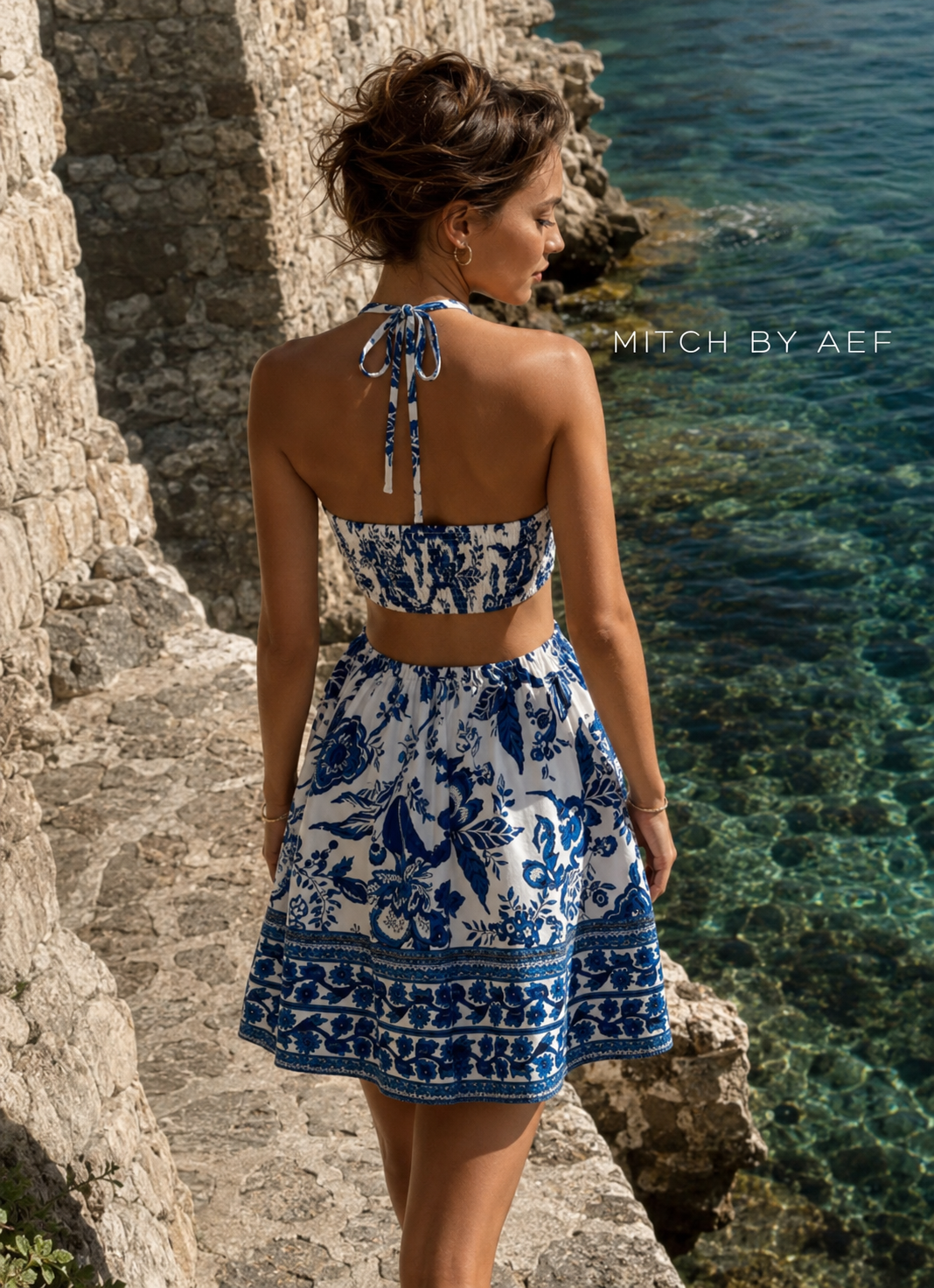 Portrait rapproché robe Taormina bustier bleu et blanc, cheveux mouillés, dans l'eau #Bleu-Taormina