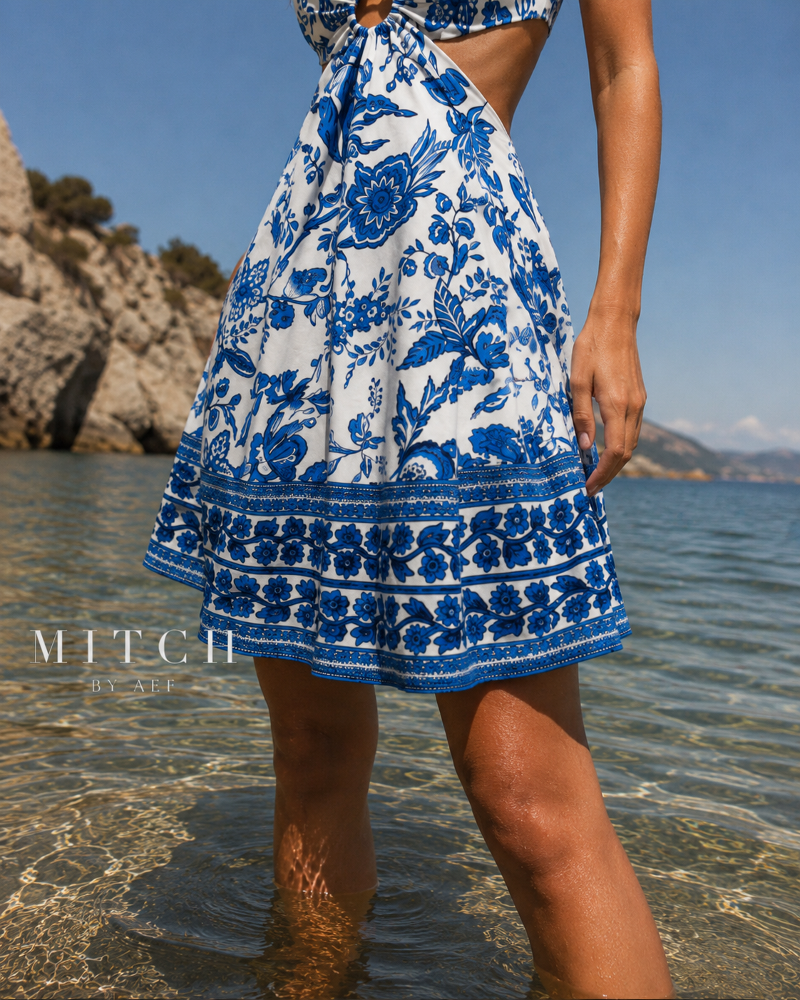 Robe Taormina bleu et blanc, jupe évasée face à la mer, ciel bleu clair