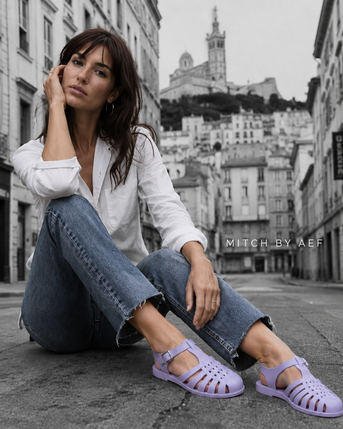 Sandales plates lilas pour femme à brides tressées portées avec un jean dans les rues de Marseille
#Lilas Pastel