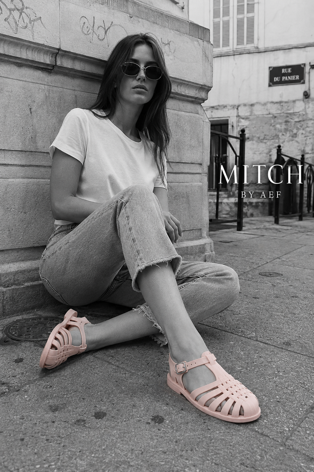Sandales plates rose pastel pour femme style méduse portées avec un jean rue du Panier à Marseille
#Rose Poudré