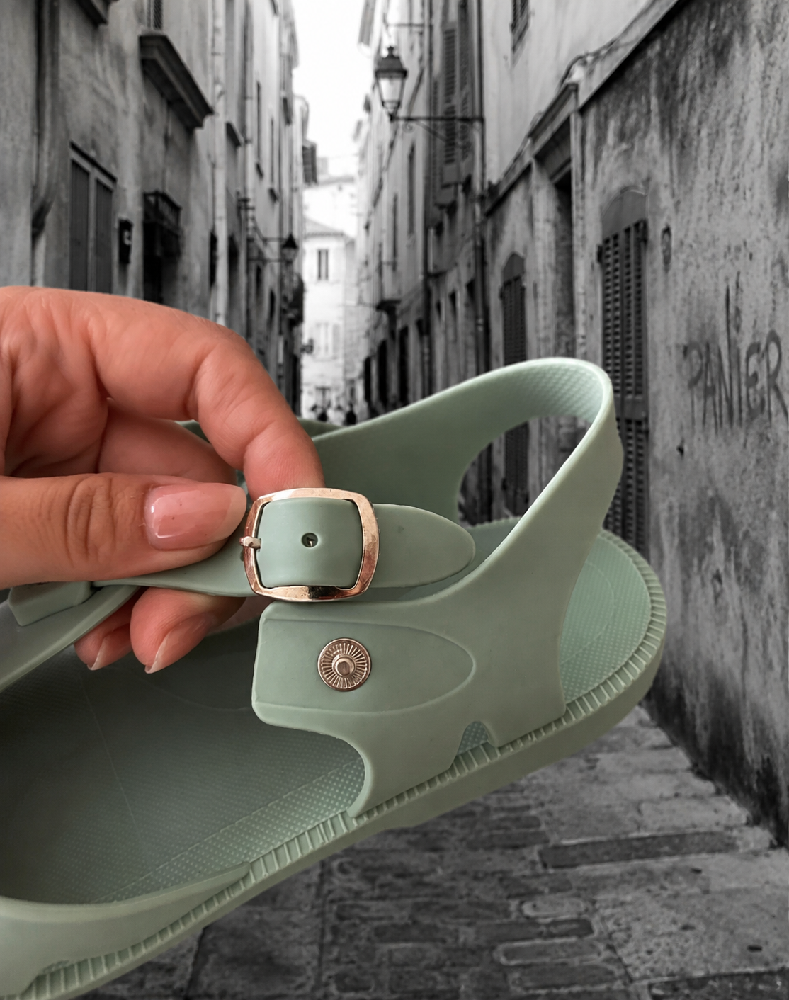Détail de la boucle réglable dorée d’une sandale plate vert sauge pour femme dans une ruelle de Marseille
#Vert Sauge