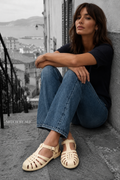 Sandales plates beige crème pour femme à bout fermé et boucle réglable portées avec un jean à Marseille
#Beige Crème