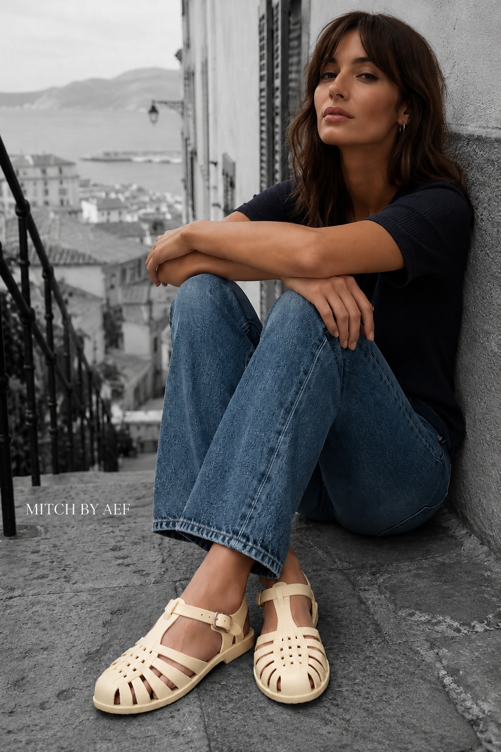Sandales plates beige crème pour femme à bout fermé et boucle réglable portées avec un jean à Marseille
#Beige Crème