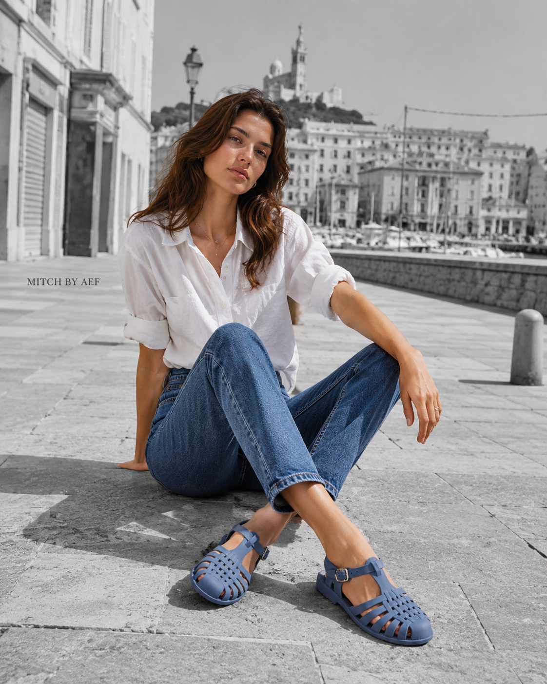 Sandales plates bleues pour femme à brides tressées et boucle réglable portées à Marseille
#Bleu Méditerranée